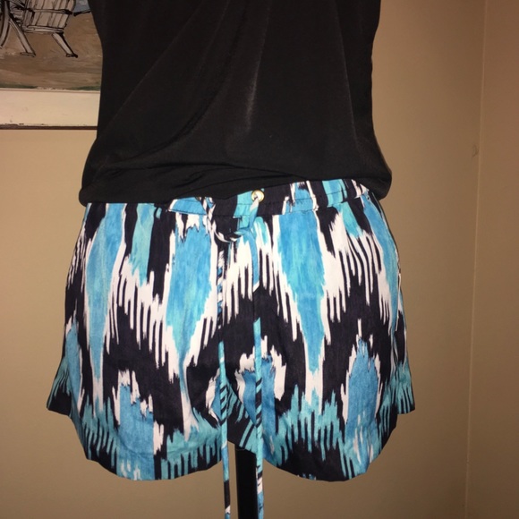 💚 $20 MARKDOWN MICHAEL KORS shorts with pockets - Picture 2 of 6